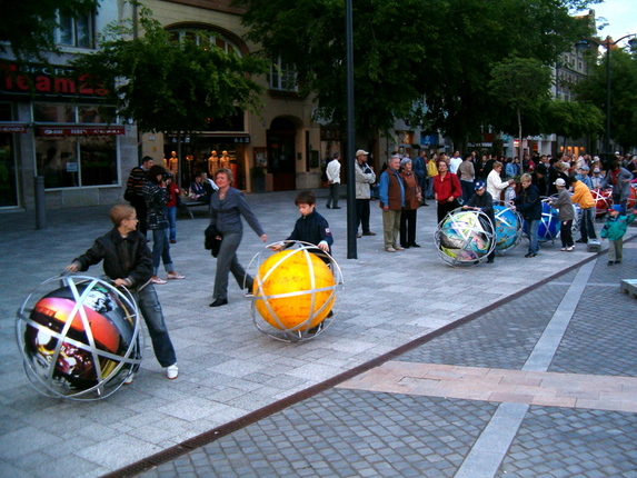 2009. május 5. - Megnyitó - Rolling stars and planets - Az égitestek gördítése