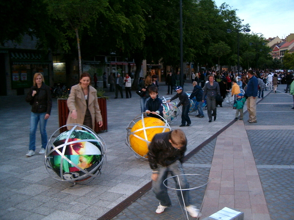 2009. május 5. - Megnyitó - Rolling stars and planets - Az égitestek gördítése