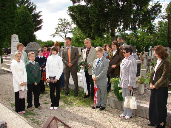 2009. május 29. - Gothard Jenő síremlékének megkoszorúzása a herényi temetőben