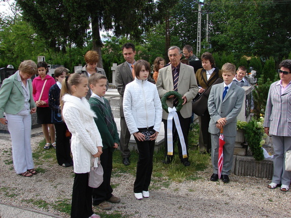 2009. május 29. - Gothard Jenő síremlékének megkoszorúzása a herényi temetőben