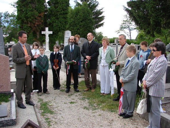 2009. május 29. - Gothard Jenő síremlékének megkoszorúzása a herényi temetőben