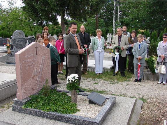 2009. május 29. - Gothard Jenő síremlékének megkoszorúzása a herényi temetőben