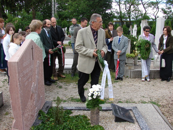 2009. május 29. - Gothard Jenő síremlékének megkoszorúzása a herényi temetőben