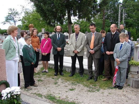 2009. május 29. - Gothard Jenő síremlékének megkoszorúzása a herényi temetőben